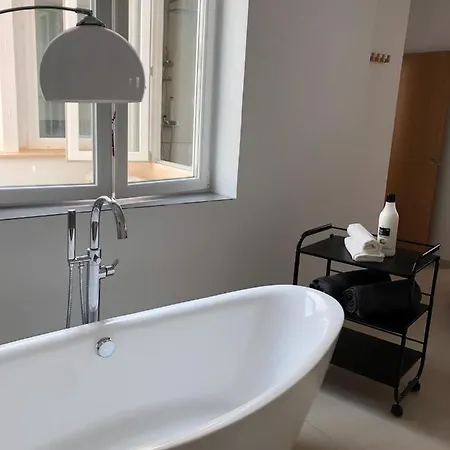 Beautiful Five Bedroom Three Bathroom Entire Villa *