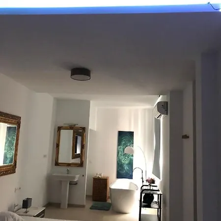 Beautiful Five Bedroom Three Bathroom Entire *