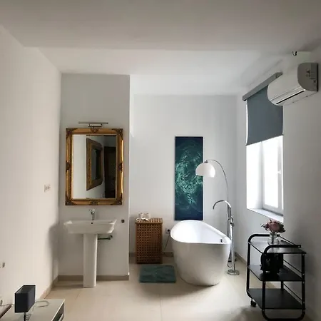 Villa Beautiful Five Bedroom Three Bathroom Entire *