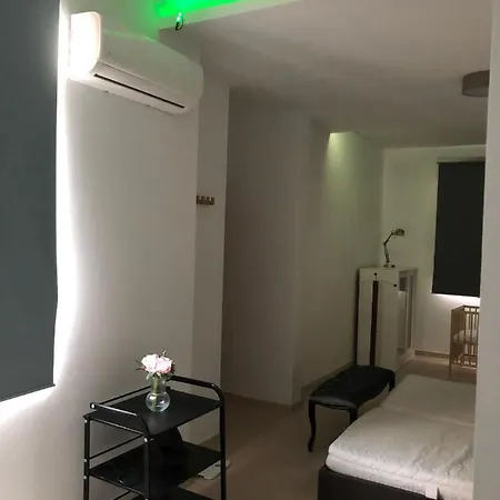 Beautiful Five Bedroom Three Bathroom Entire Villa *