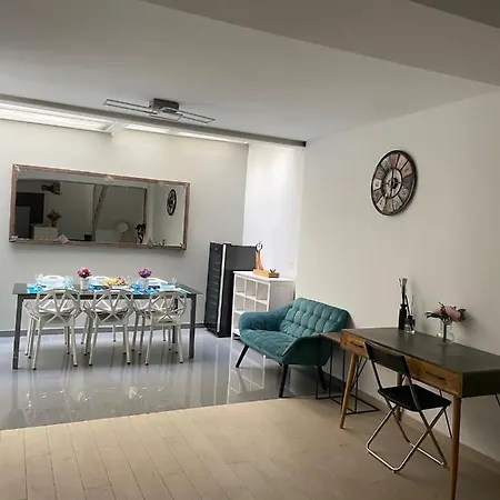 Beautiful Five Bedroom Three Bathroom Entire Villa