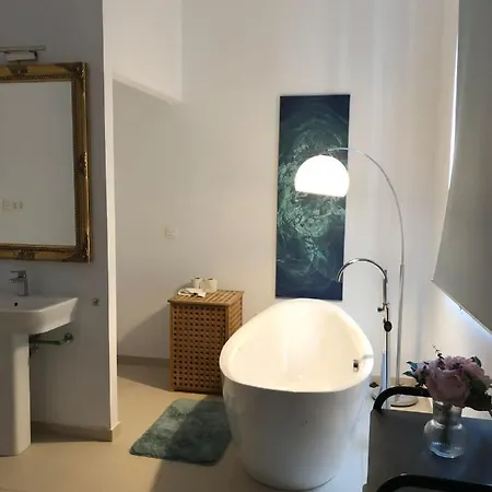 Beautiful Five Bedroom Three Bathroom Entire Villa *