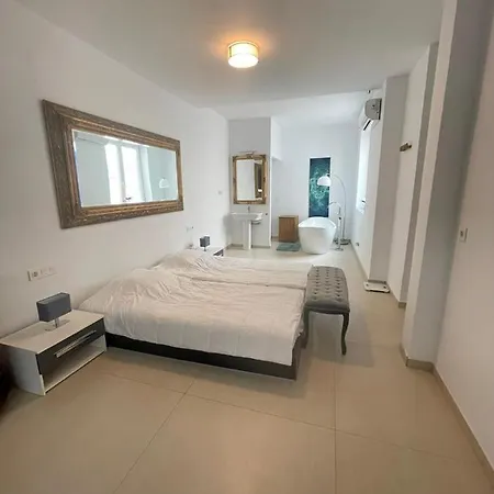 Beautiful Five Bedroom Three Bathroom Entire Villa *