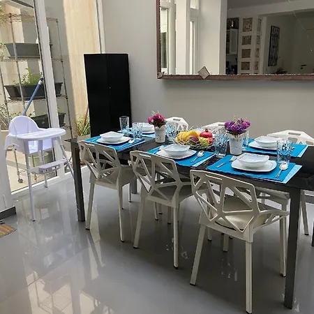 Beautiful Five Bedroom Three Bathroom Entire Villa *