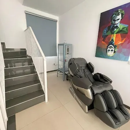 Beautiful Five Bedroom Three Bathroom Entire Villa