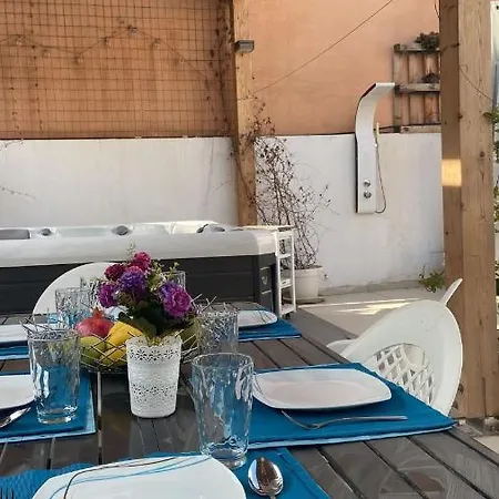 Beautiful Five Bedroom Three Bathroom Entire Villa *