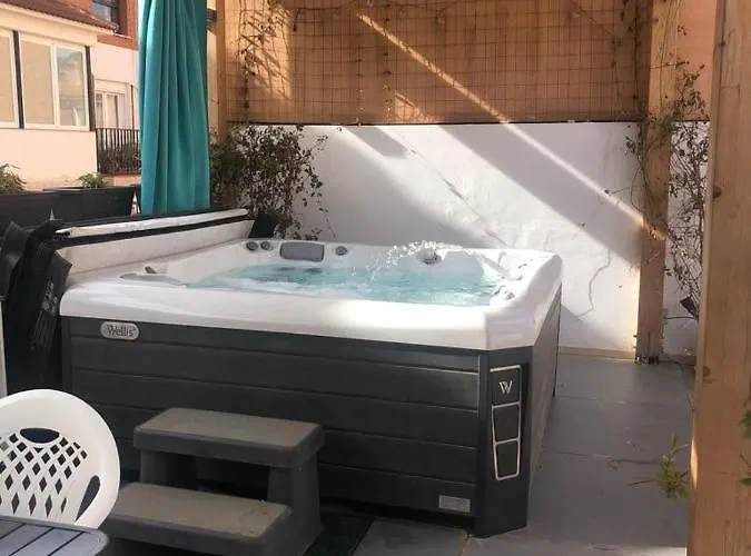 Hotel Beautiful Five Bedroom Three Bathroom Entire
