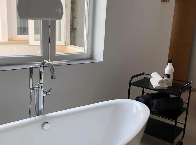 Beautiful Five Bedroom Three Bathroom Entire Hotel *