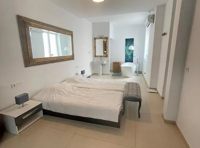 Beautiful Five Bedroom Three Bathroom Entire Hotel *
